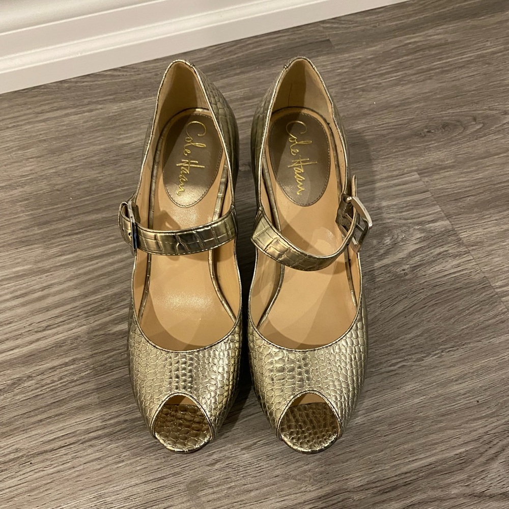 Cute gold wedge